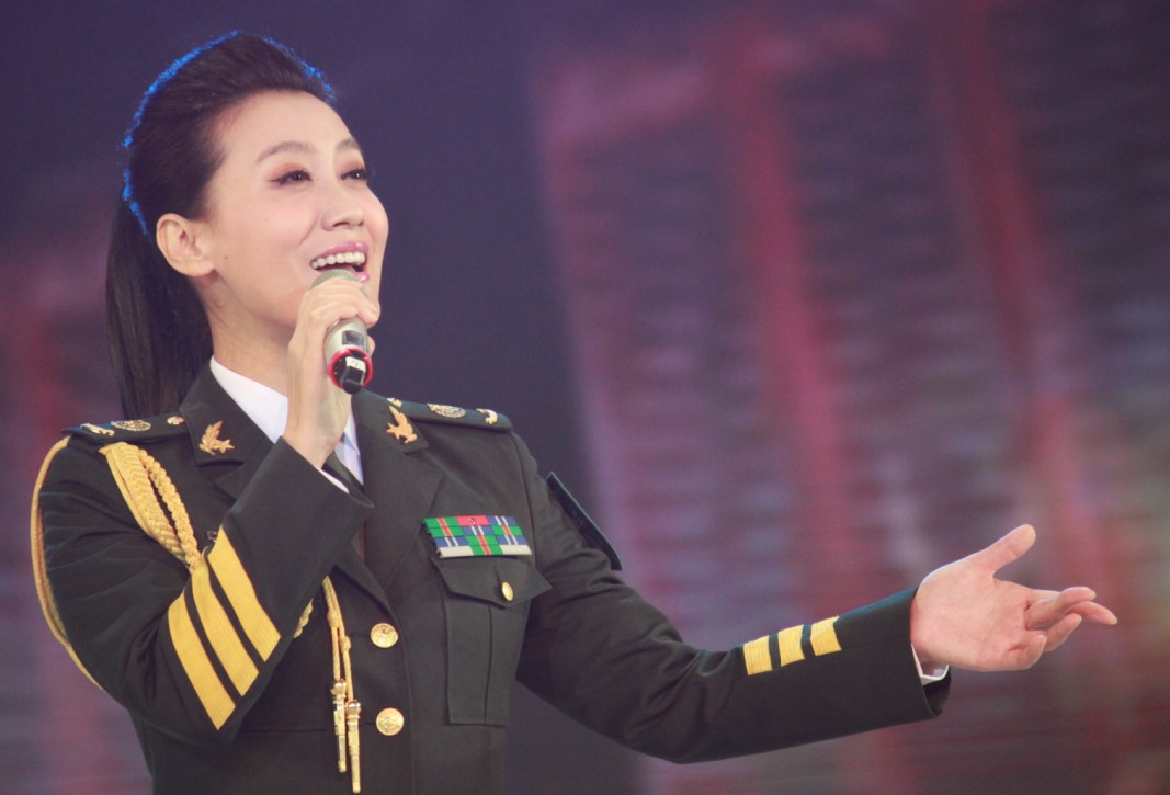 军旅歌手谭晶:32岁嫁41岁老公,37岁做妈妈,丈夫是科学家