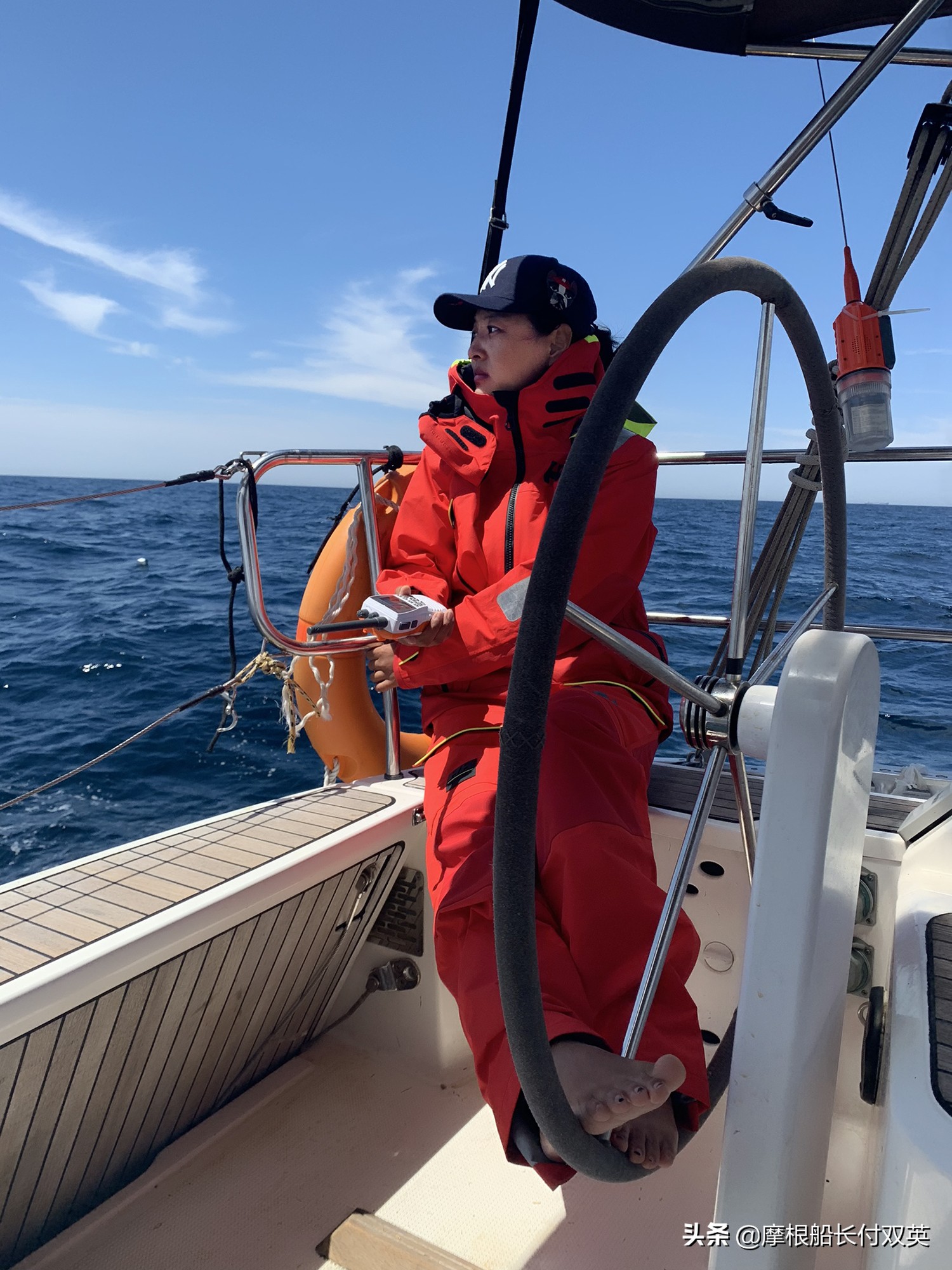 帆船航行遇到恶劣天气怎么办,帆船遇到大风需要把帆放下来吗