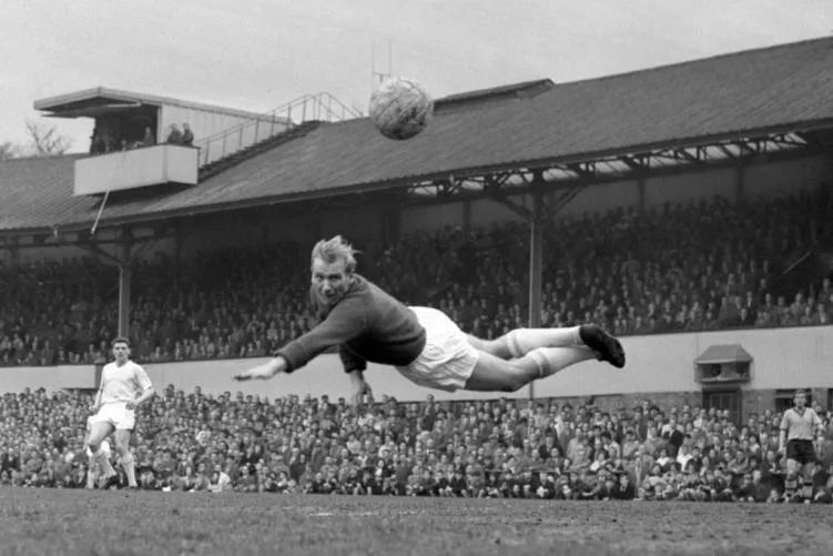 一个从战俘到曼城球员,从德军战俘到曼城传奇