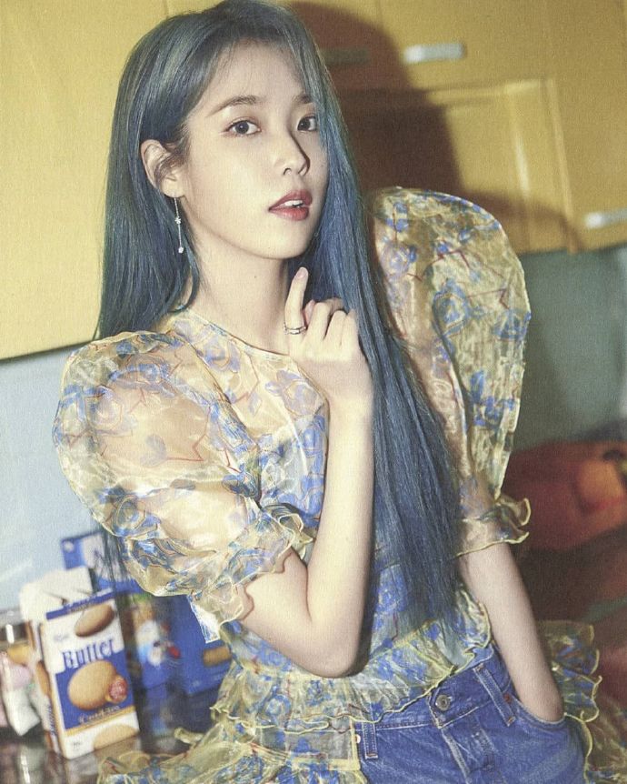 iu穿牛仔裙,iu穿什么裙子好看