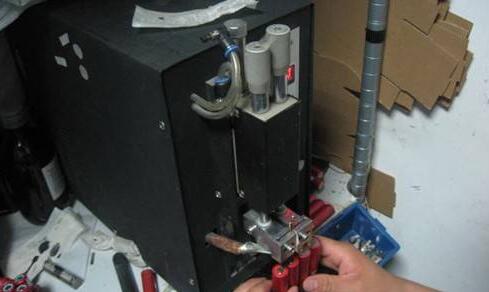 华硕a32-k53笔记本电池拆解换芯,笔记本换电池芯注意事项