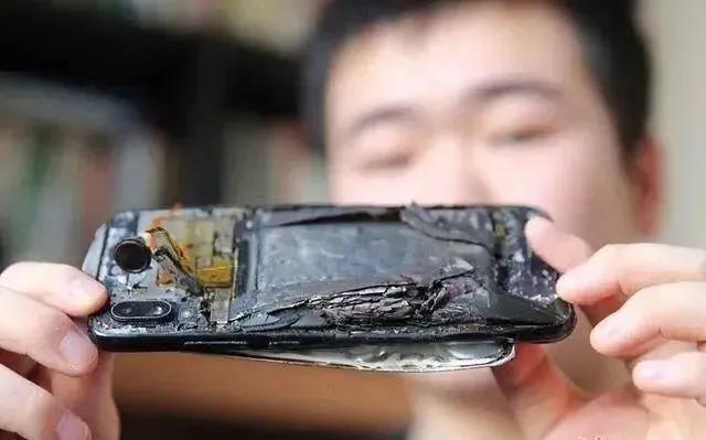 手机充电爆炸前有什么预兆,手机充电玩手机爆炸是什么引起的