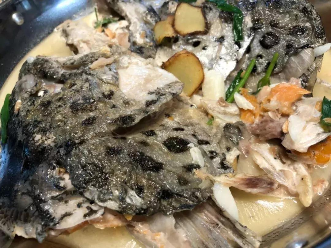 宝宝三文鱼西兰花饺子,三文鱼虾仁儿童家常做法