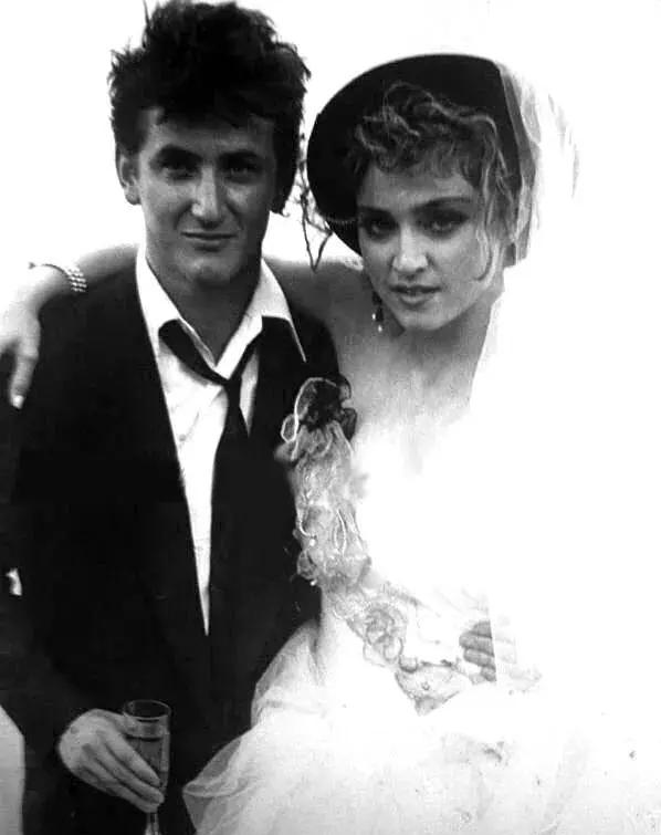 63岁麦当娜牵90后男友现身,麦当娜与小35岁新男友合照