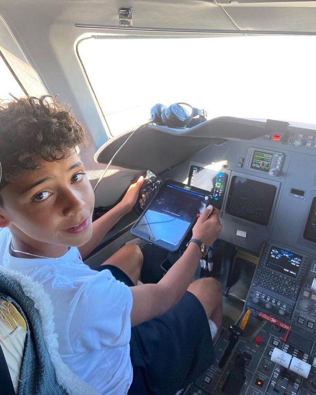 C罗女友回家乡做慈善,11岁迷你罗趴在她腿上睡着,“母子”情深