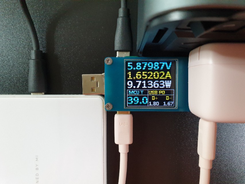 一见倾心!UIBI柚比“小冰块”迷你PD快速充电套装体验