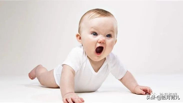 三个月宝宝抬头训练动作,三个月的宝宝躺着老做抬头的动作