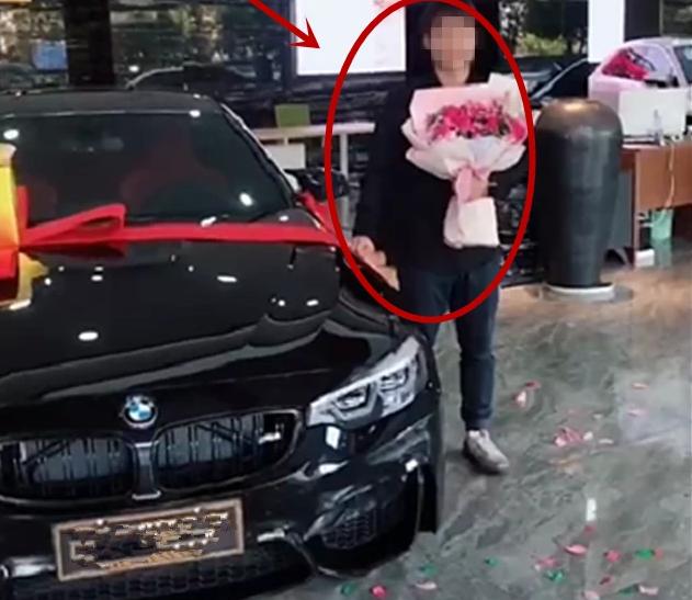 宝马m4黑灰色街拍,街头偶遇新款宝马m4