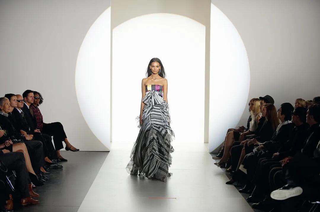 她4岁被*暴强**5岁遭割礼,12岁被卖给老头,成顶级超模后拯救无数女性