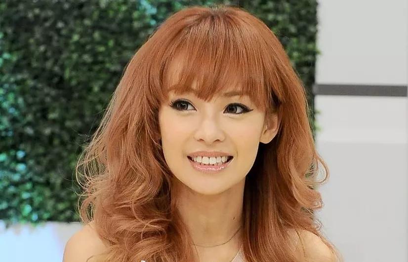 卖假包骗闺蜜！被虚荣心毁掉的女星丁小芹，从康熙女神沦为罪犯