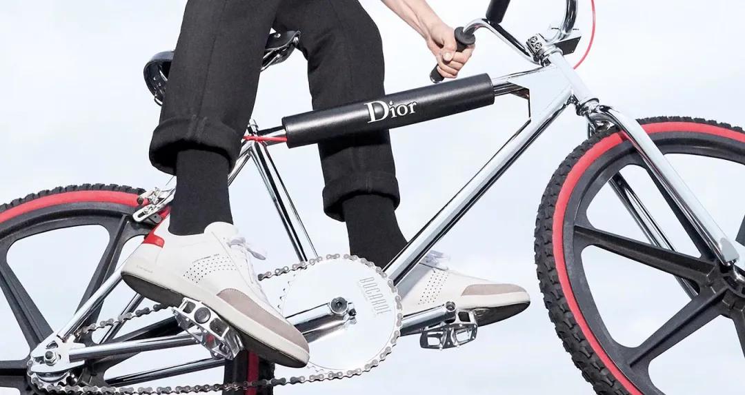 德训鞋奶油蓝白,白百何黑色德训鞋穿搭