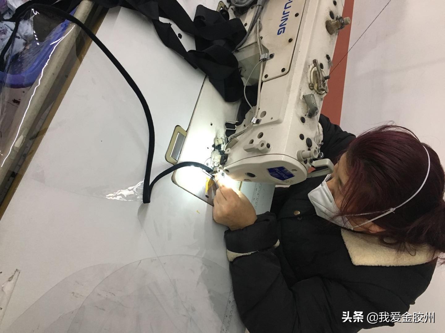 胶州一玩具企业临时生产护具捐赠一线防疫人员