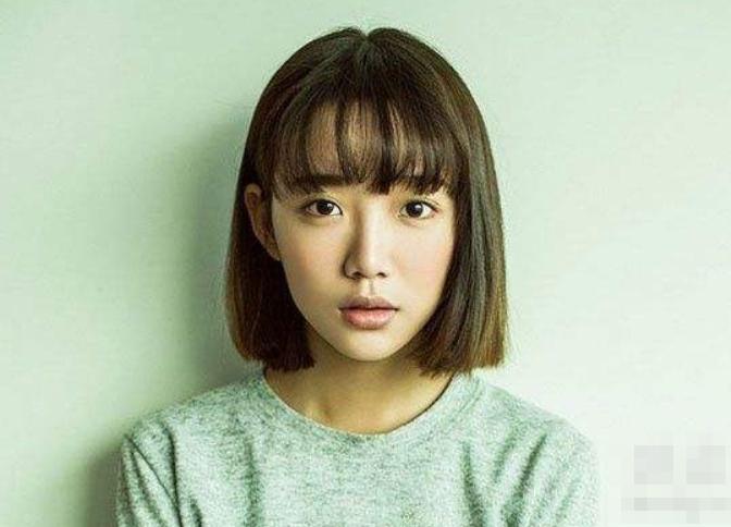 短发发型女2020流行发型斜刘海,斜刘海半丸子头短发适合什么脸型
