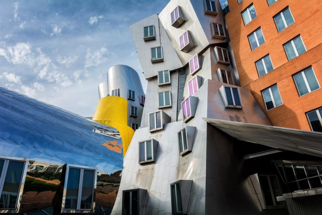 62年前，几个年轻人恶作剧让汽车“飞”上屋顶，学校的反应绝了