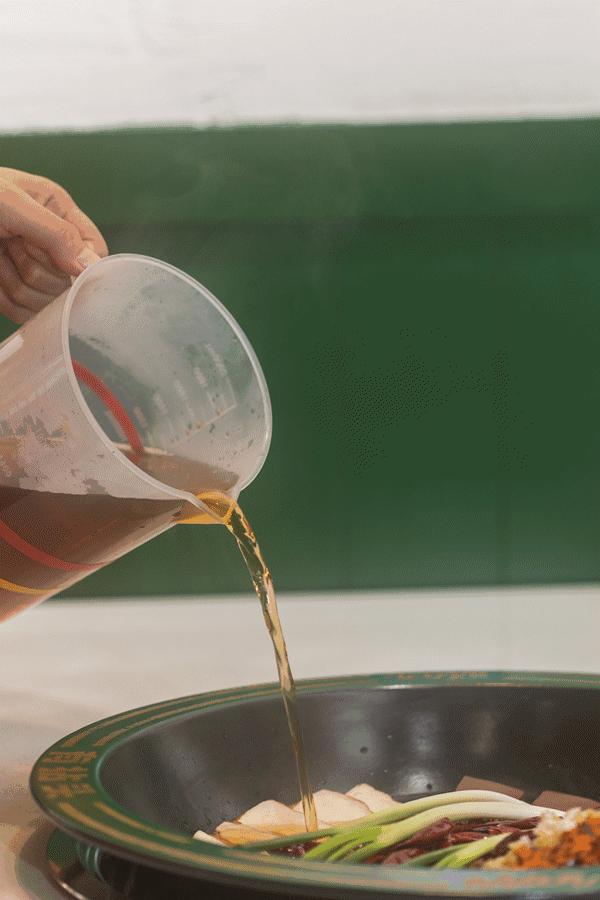 徐州闹市一角，还原了80年代的市井范儿！笸箩上菜，98元吃17样！