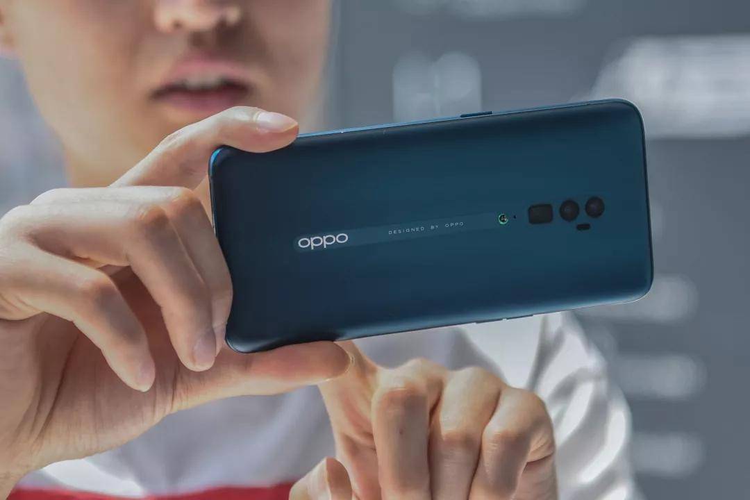 怎么*拍偷**小哥哥不被发现？Reno用户脑洞大开，10倍变焦玩出新花样