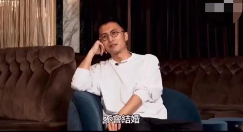 谢霆锋表示不结婚，知名大V质疑他和王菲借恋爱炒作，做错的示范