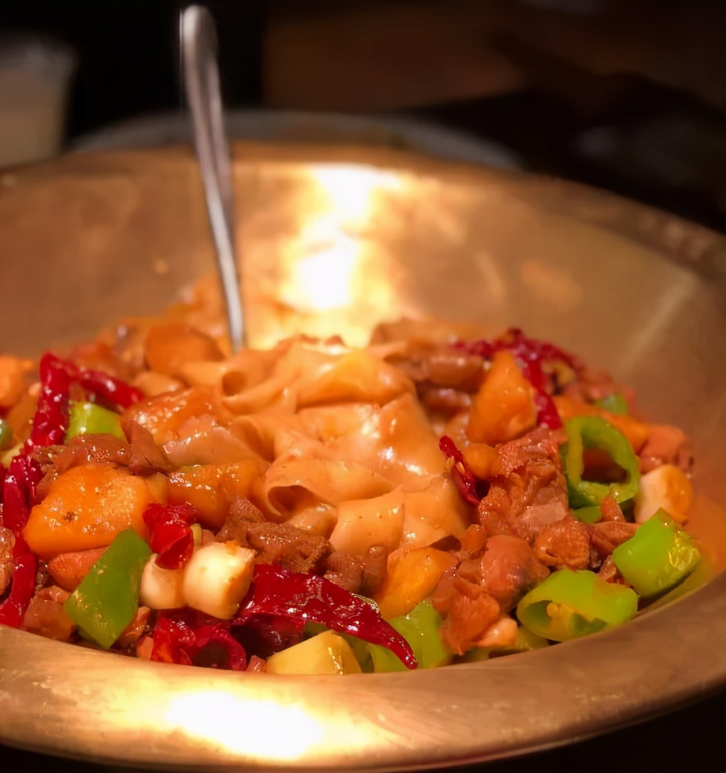 新疆大盘鸡必吃十大特色菜,南北疆美食大盘鸡