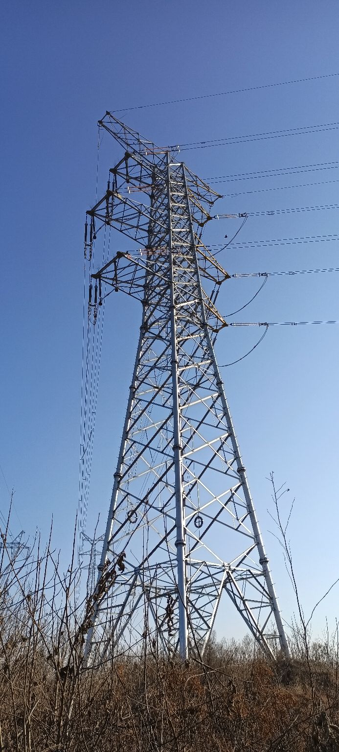 冬天的微锻炼，无意间找到一处篮球和足球场，非周末无人！来