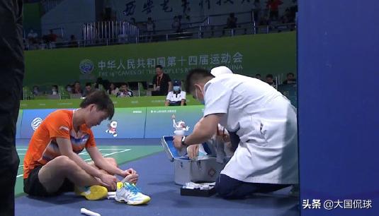 李宁比赛被运动鞋割伤,李宁鞋奥运会摔倒事件