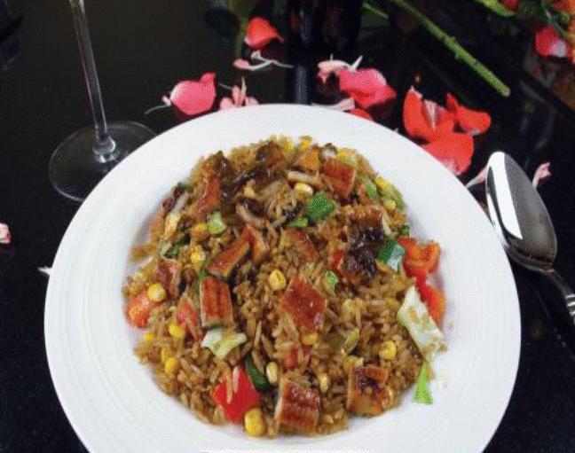 炒饭界的施华洛世奇，一份30元吃饱了再给钱，12辆宝马排队购买！