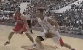 易建联国家队16年,易建联16岁时扣篮