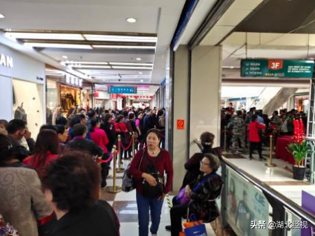 武汉人自己的狂欢！数千人齐聚汉口北海宁皮革品牌广场畅玩“嗨皮大团购”