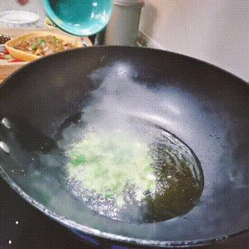 香菇鸡丁米线鸡汤怎么熬,香菇鸡丁米线的鸡丁卤怎么熬制