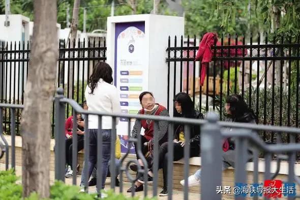 街头未戴口罩感染新冠,疫情防控刻不容缓吃饭也要戴口罩