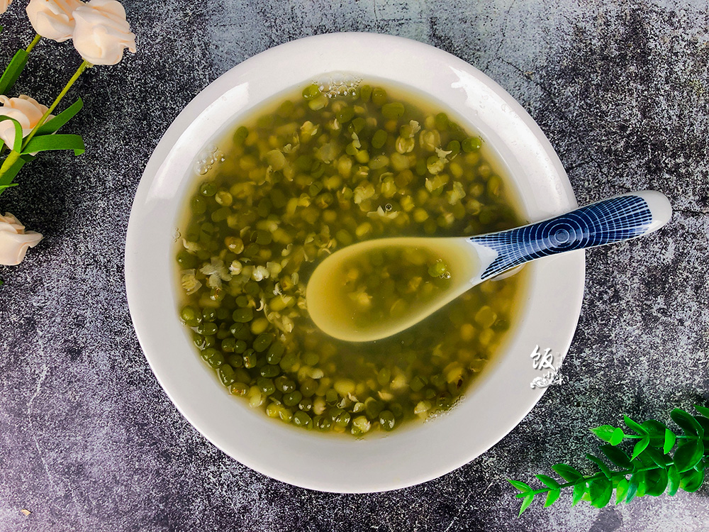 绿豆汤烧的是红色的怎么回事,绿豆汤怎么煮不变色不发绿