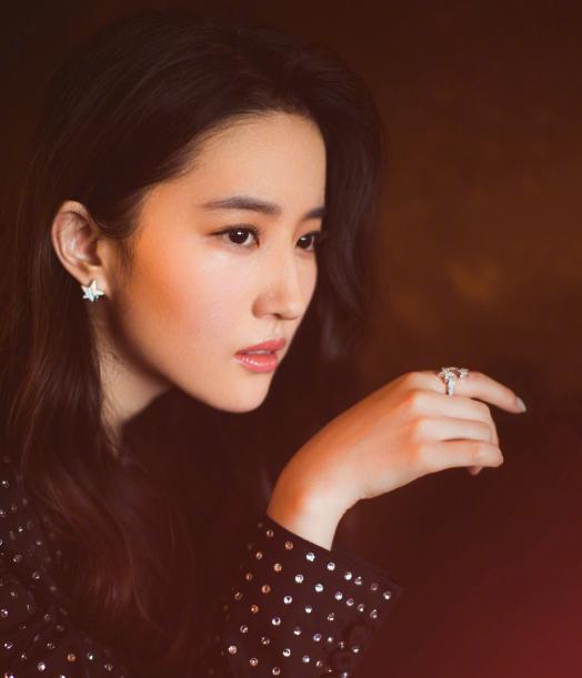 脸长的女生适合什么扎发,脸大发量多的女生适合什么扎发