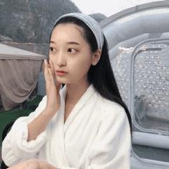 爱出油的皮肤怎么办,皮肤有痘出油用啥粉底