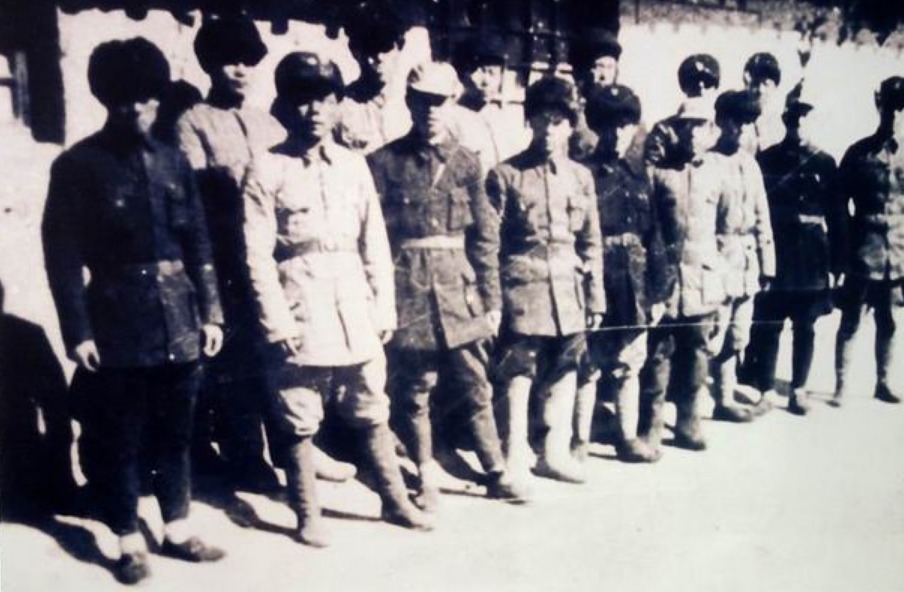 和*向前徐**是战友,革命不到一年就成省主席,为何20多年摆地摊生活