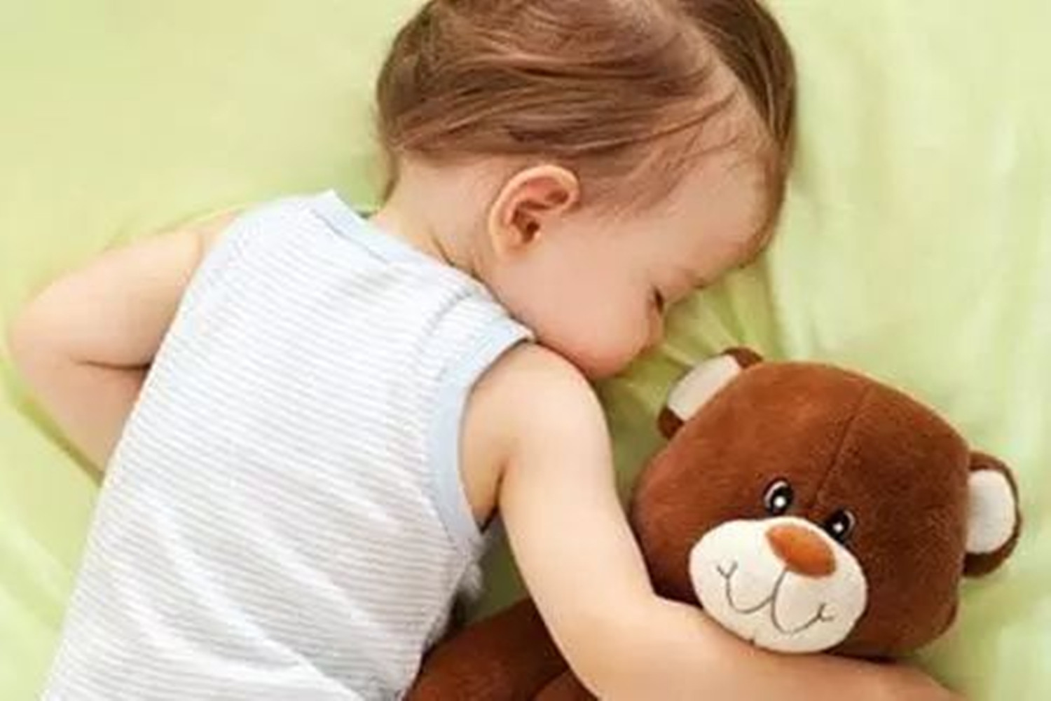 孩子睡前抓耳朵大哭,小孩睡觉摸胳膊怎么纠正