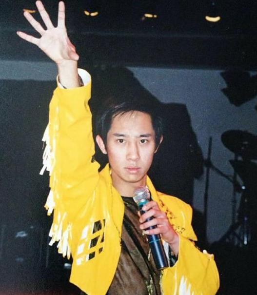 他曾是冯巩的黄金搭档,贾玲白凯南冯巩