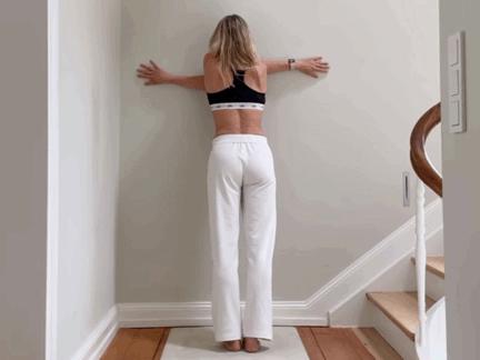 练瑜伽简单的拉伸动作是怎么练习,瑜伽每天必练8个拉伸动作