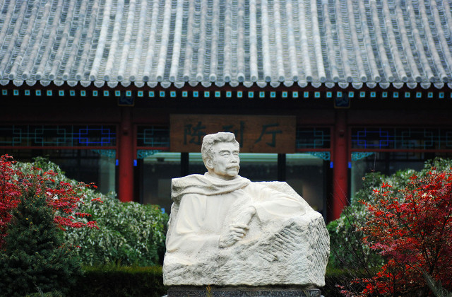 鲁迅的一生经历200字,鲁迅的一生视频介绍