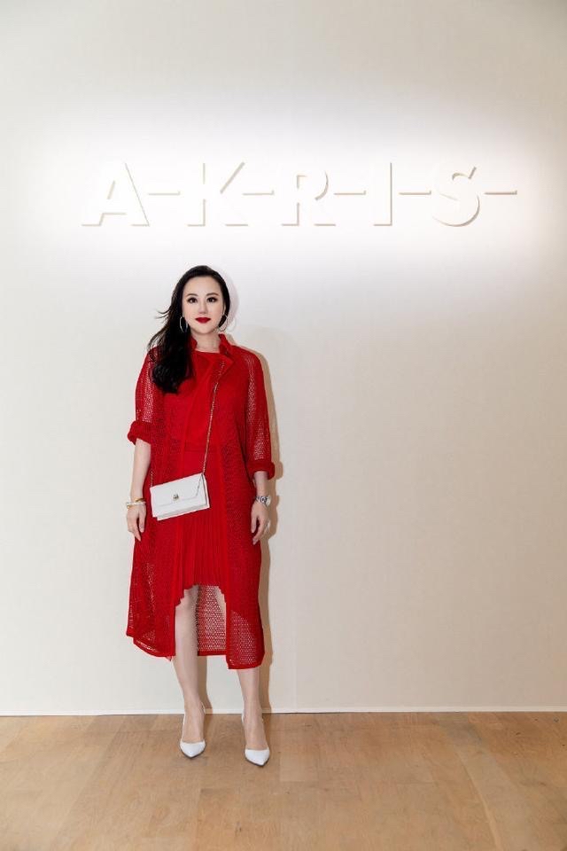 微胖的章小蕙才是真贵妇，穿红色网纱裙成熟优雅，名媛气质藏不住