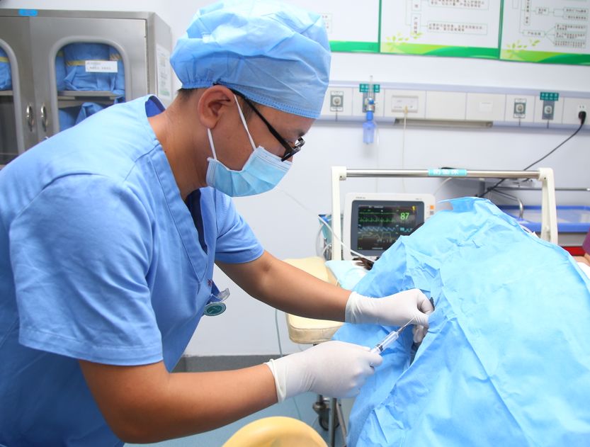 男生体验生孩子的痛,生孩子问一句疼不疼