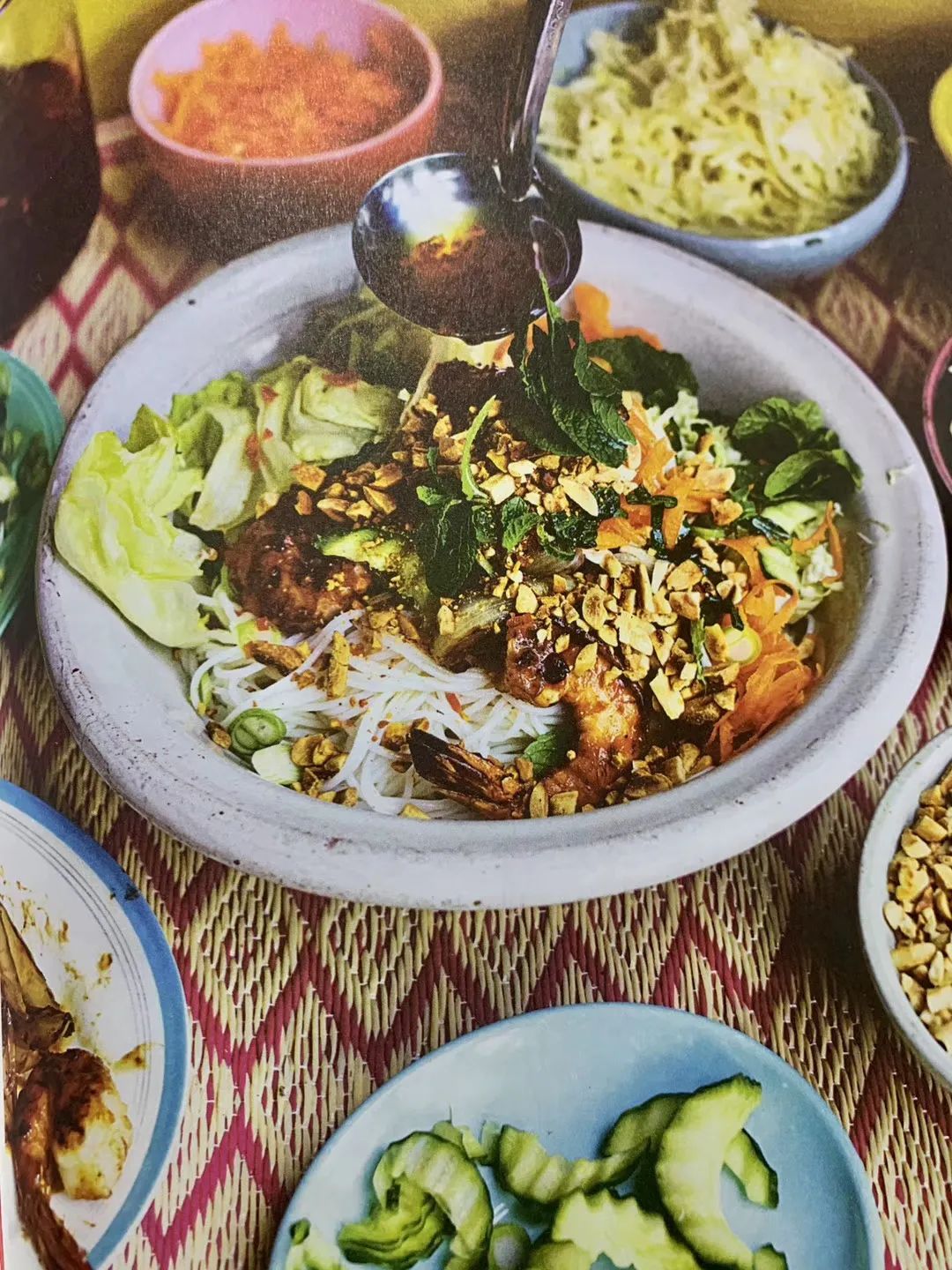 万人定闹钟早起云约早饭，为了去世界各地摆摊卖小吃做准备