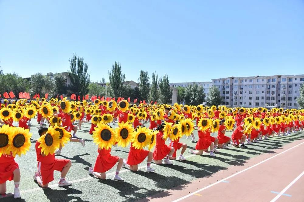 童心向党主题运动会入场,童心向党校运会开幕式