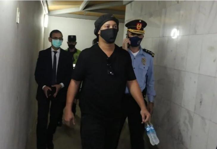 小罗在监狱夺冠,小罗40岁重返赛场