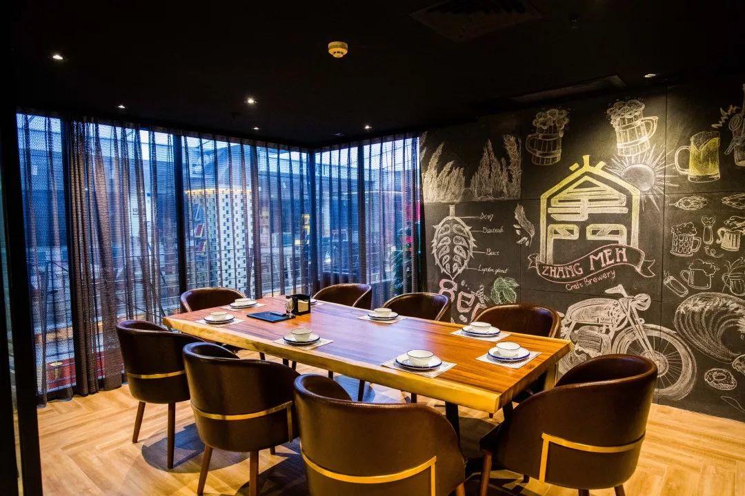 外国人喝中国精酿,泥煤味精酿