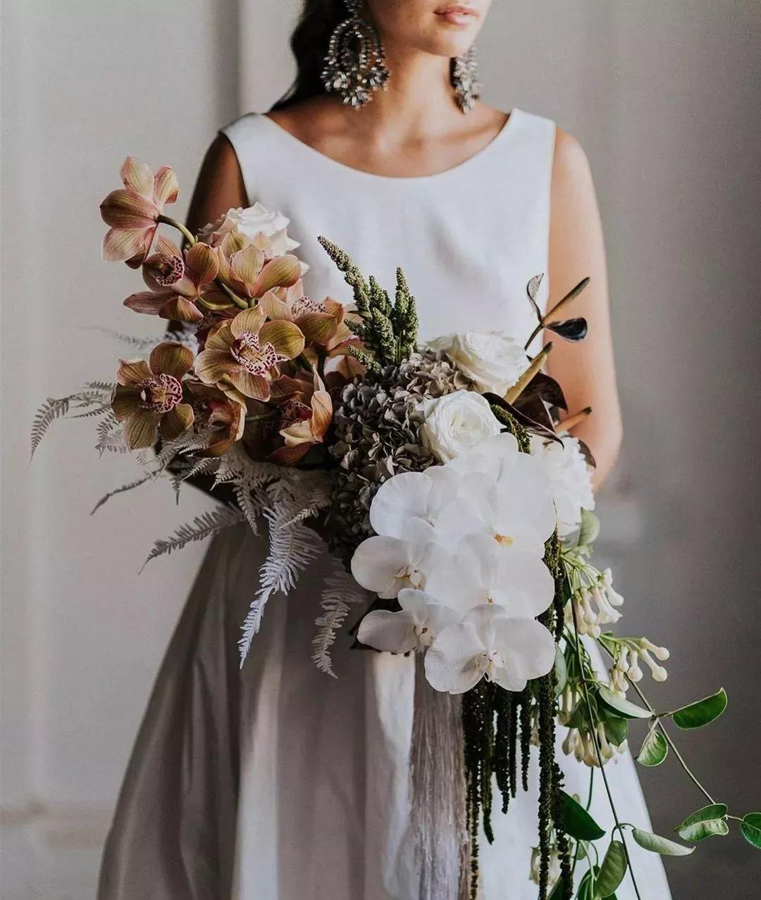 花要不要经常换水,花材正确处理方式及日常养护