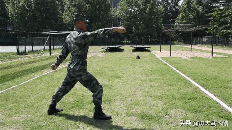 兵哥教你*首匕**格斗术（可用防身笔代替），招式简洁，刀刀击要害