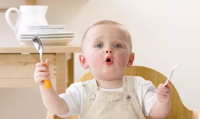 一月宝宝喝奶量多少合适,各月婴儿奶量及喂奶次数