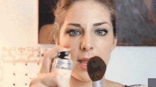 夏天拒绝变成猪刚鬣！防油光，到底是散粉好用还是喷雾？