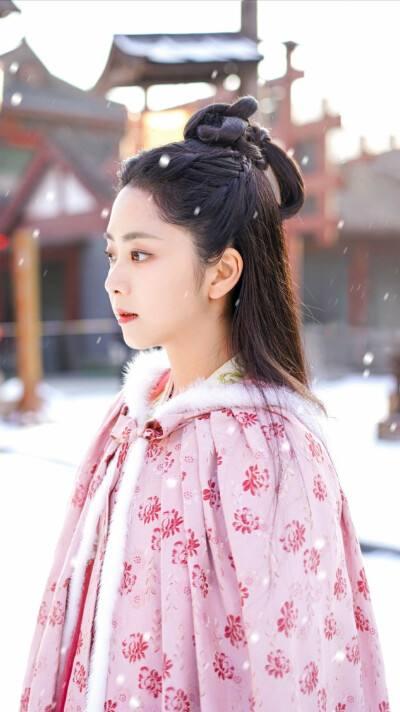 欧阳娜娜和周冬雨是什么关系,28岁的周冬雨图片