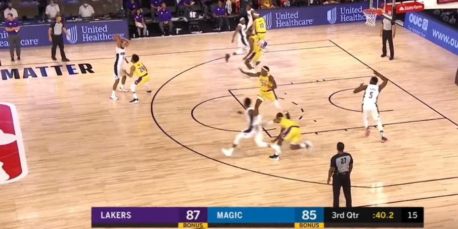 给机会不中用呀！詹姆斯高呼：“7号”投射不行，切断传球即可