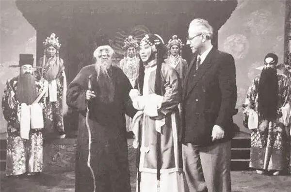 齐白石老虎背影放大10倍,齐白石的老虎国画图